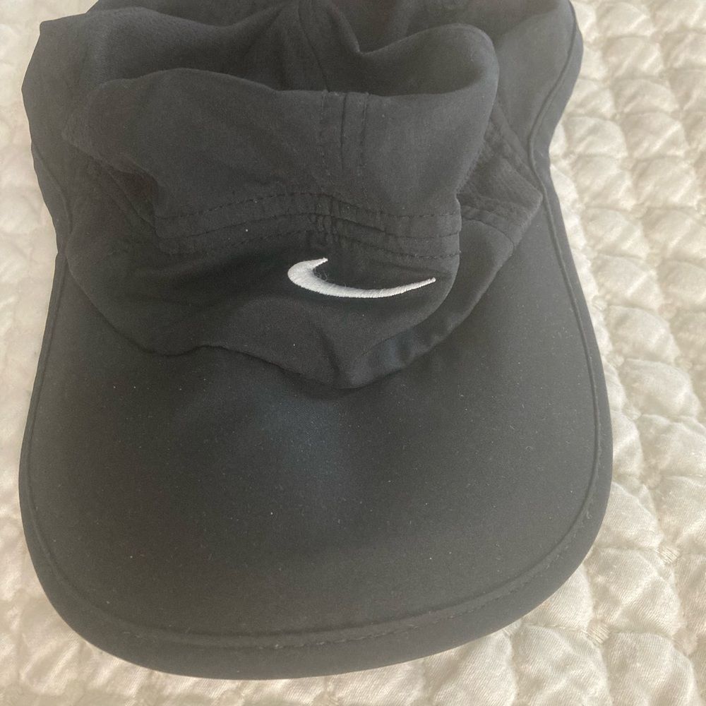 Nike featherlight Dri-fit cap